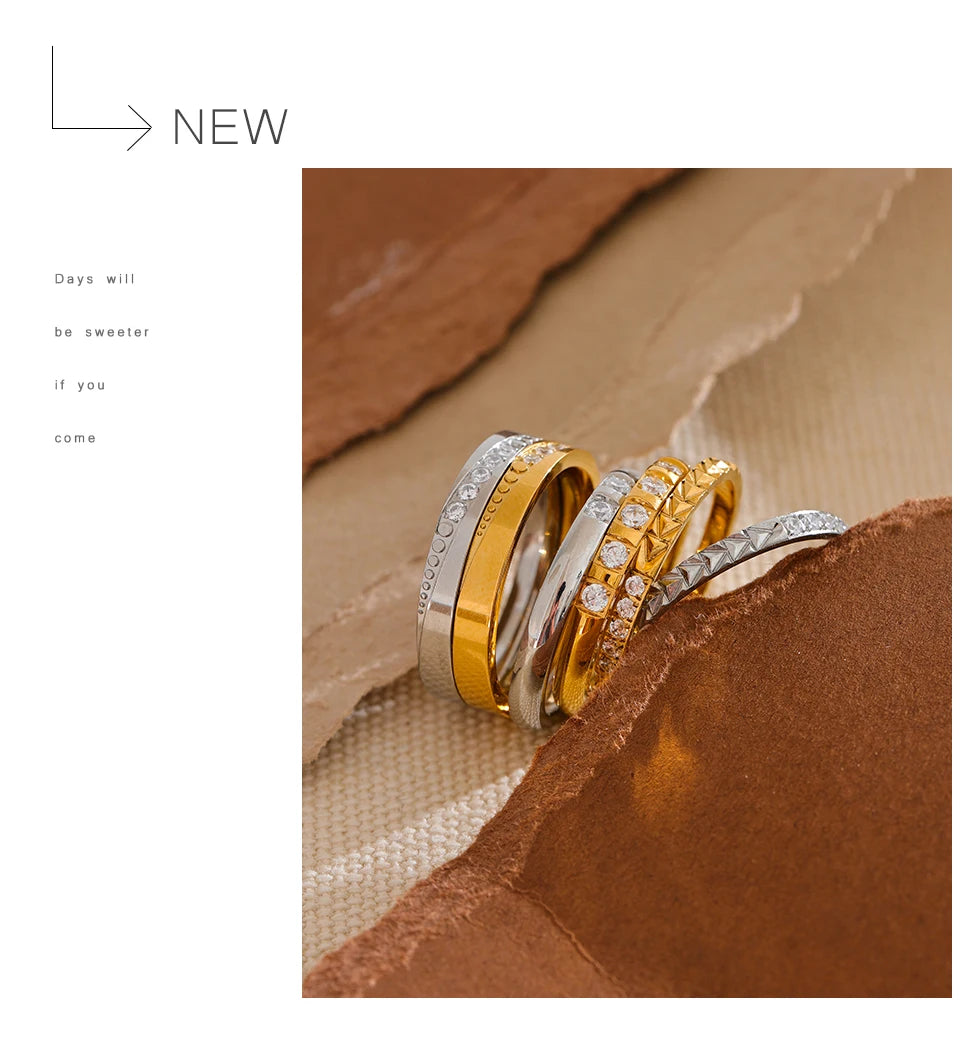 Cubic zirconia geometric ring in 18K gold-plated stainless steel with cubic zirconia.