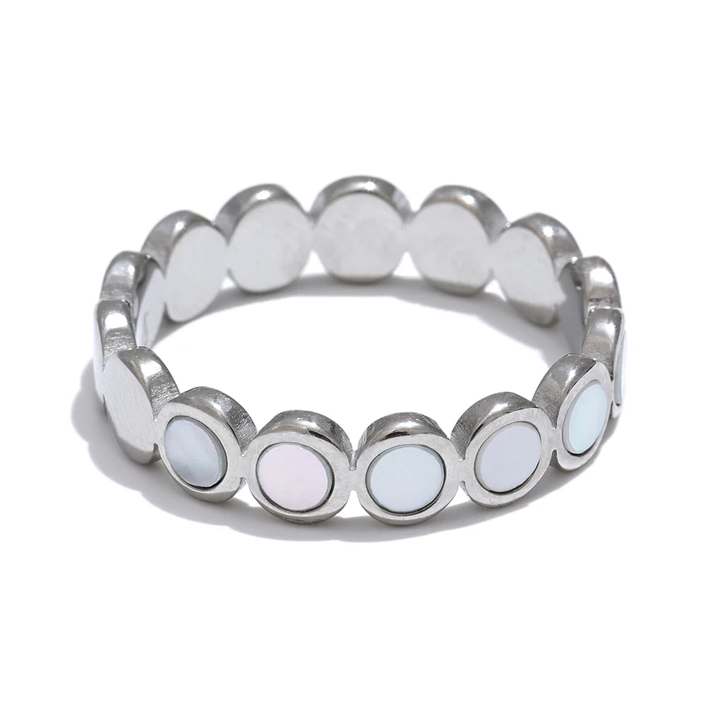 Shell geometric ring in 18K gold-plated stainless steel with shell.