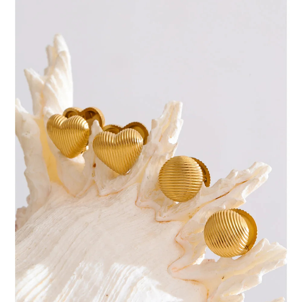 Heart minimalist geometric earrings in gold-plated stainless steel.