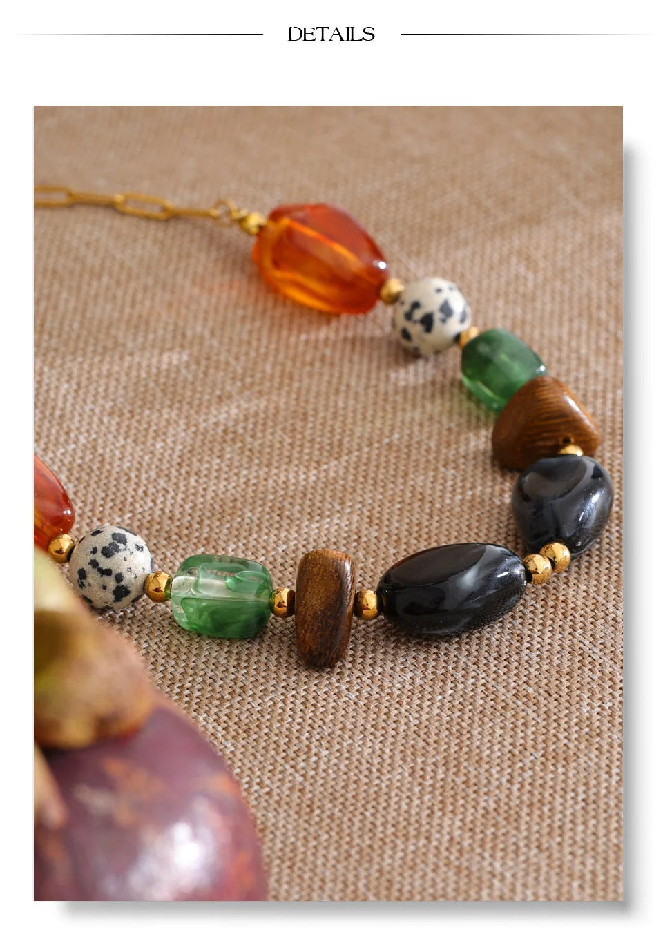 Resin natural stone beaded necklace in gold-plated stainless steel with natural stone and resin.