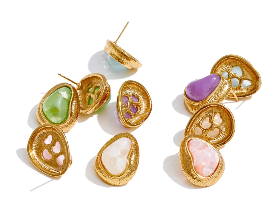Resin acrylic heart earrings in gold-plated stainless steel with resin and acrylic.