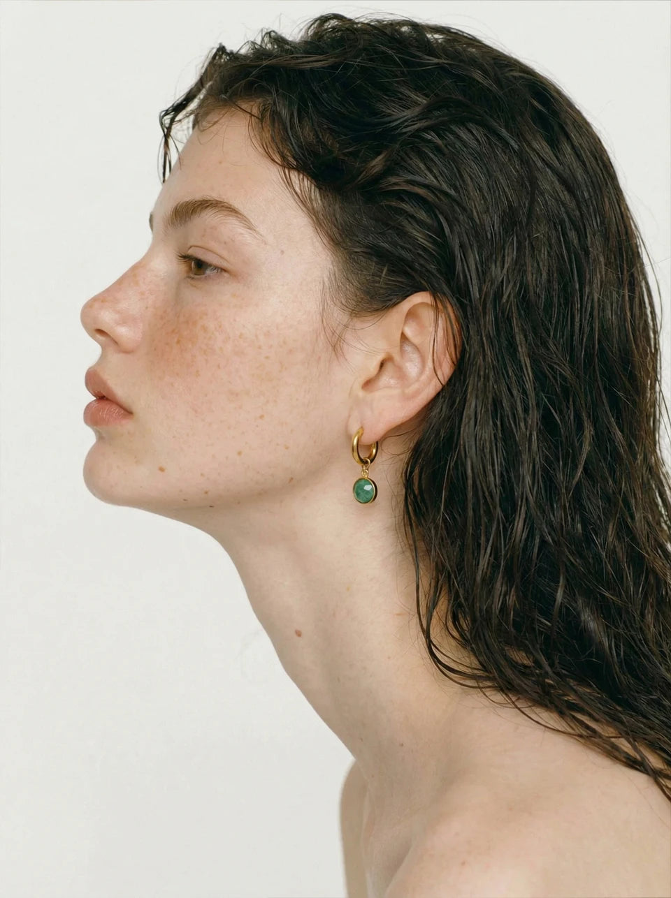 Red natural stone geometric earrings in gold-plated stainless steel with natural stone.