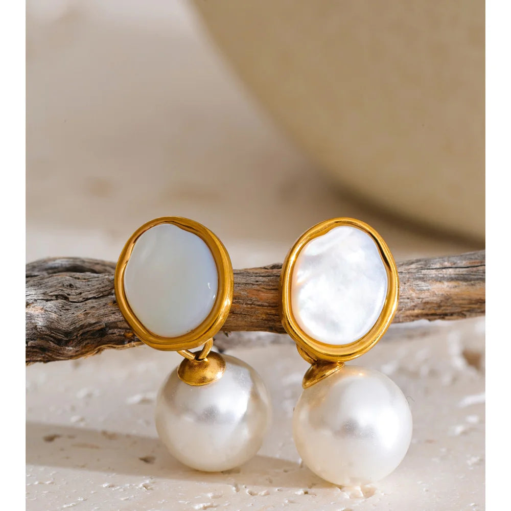 Pearl shell geometric earrings in gold-plated stainless steel with pearl and shell.
