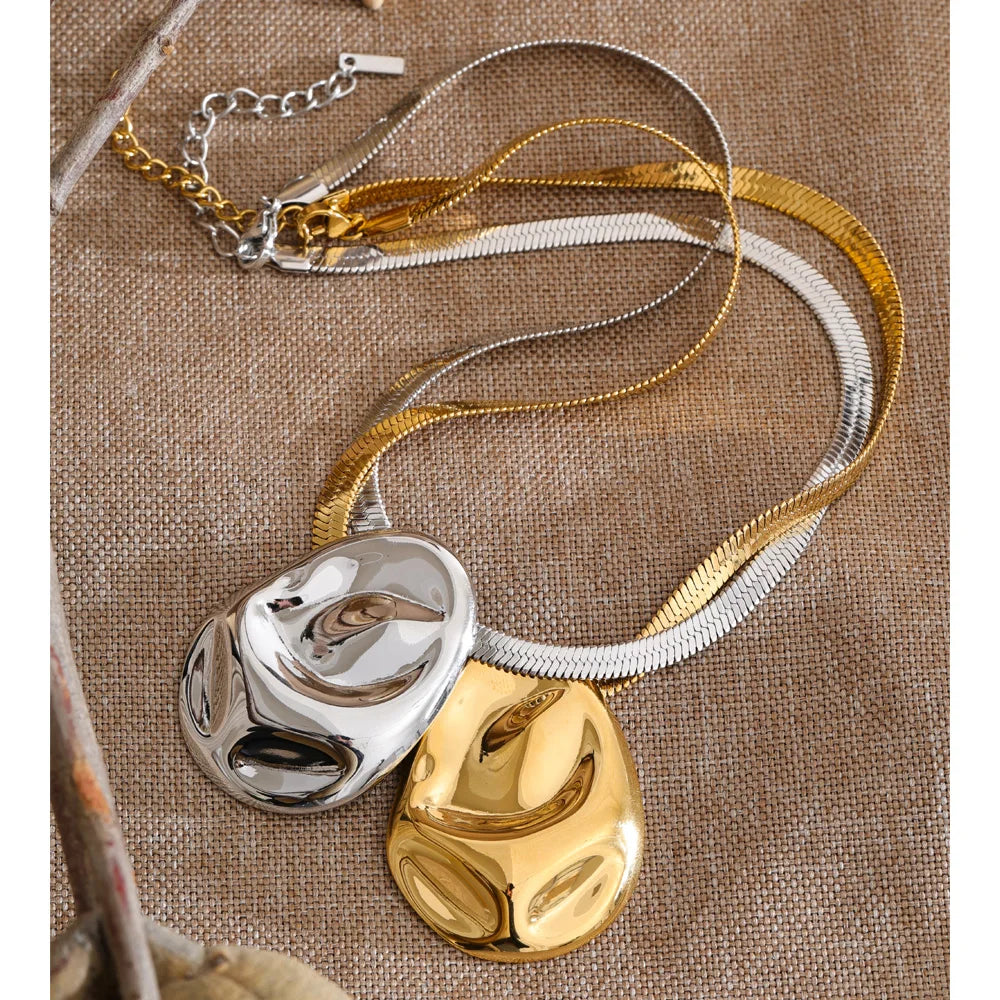 Hammered geometric necklace in gold-plated stainless steel.