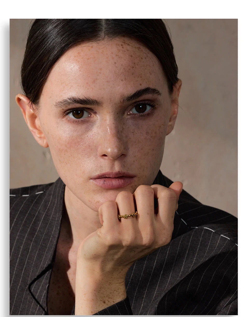 Flower ring in 18K gold-plated stainless steel.