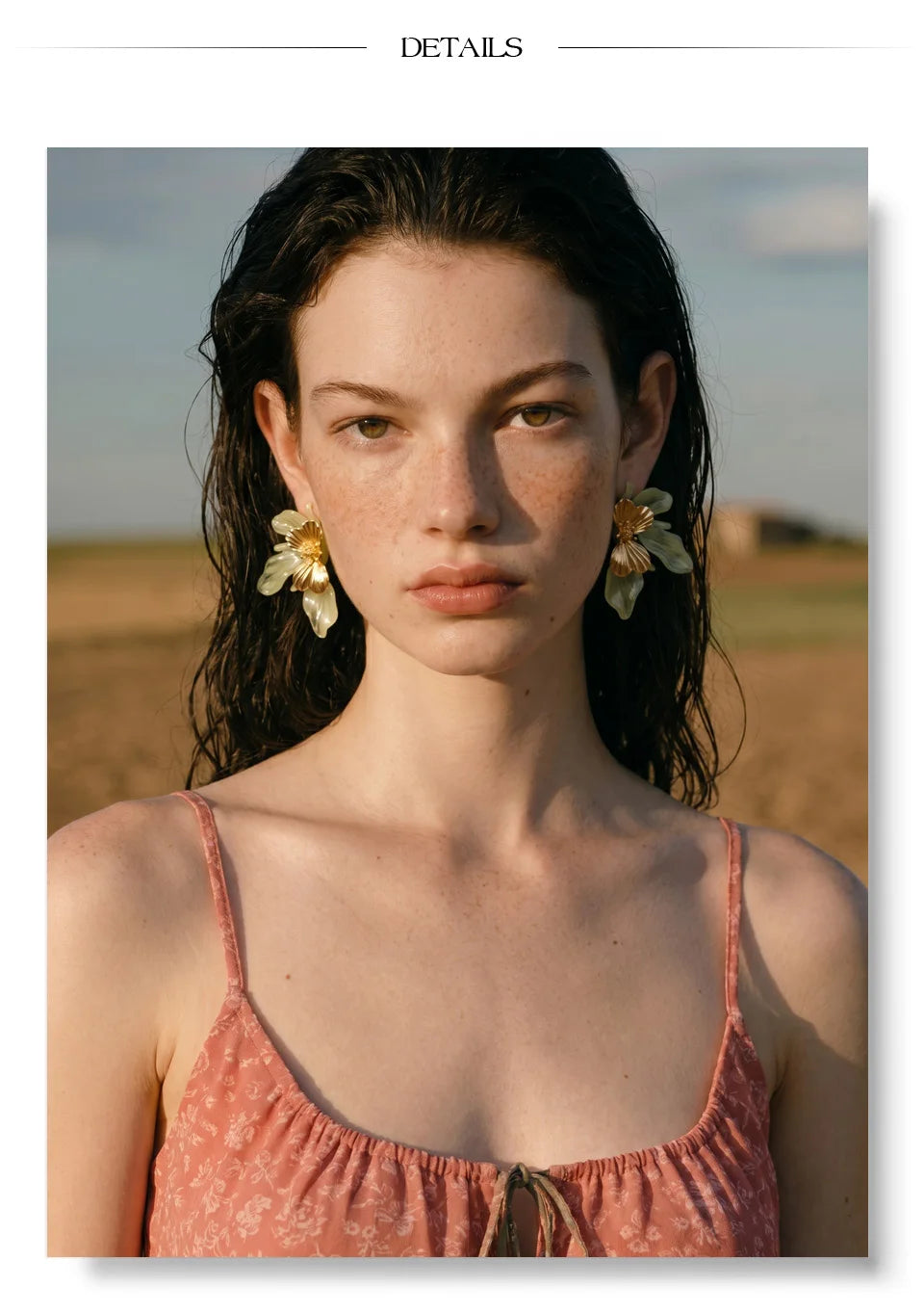 Resin acrylic earrings in gold-plated stainless steel with resin and acrylic.
