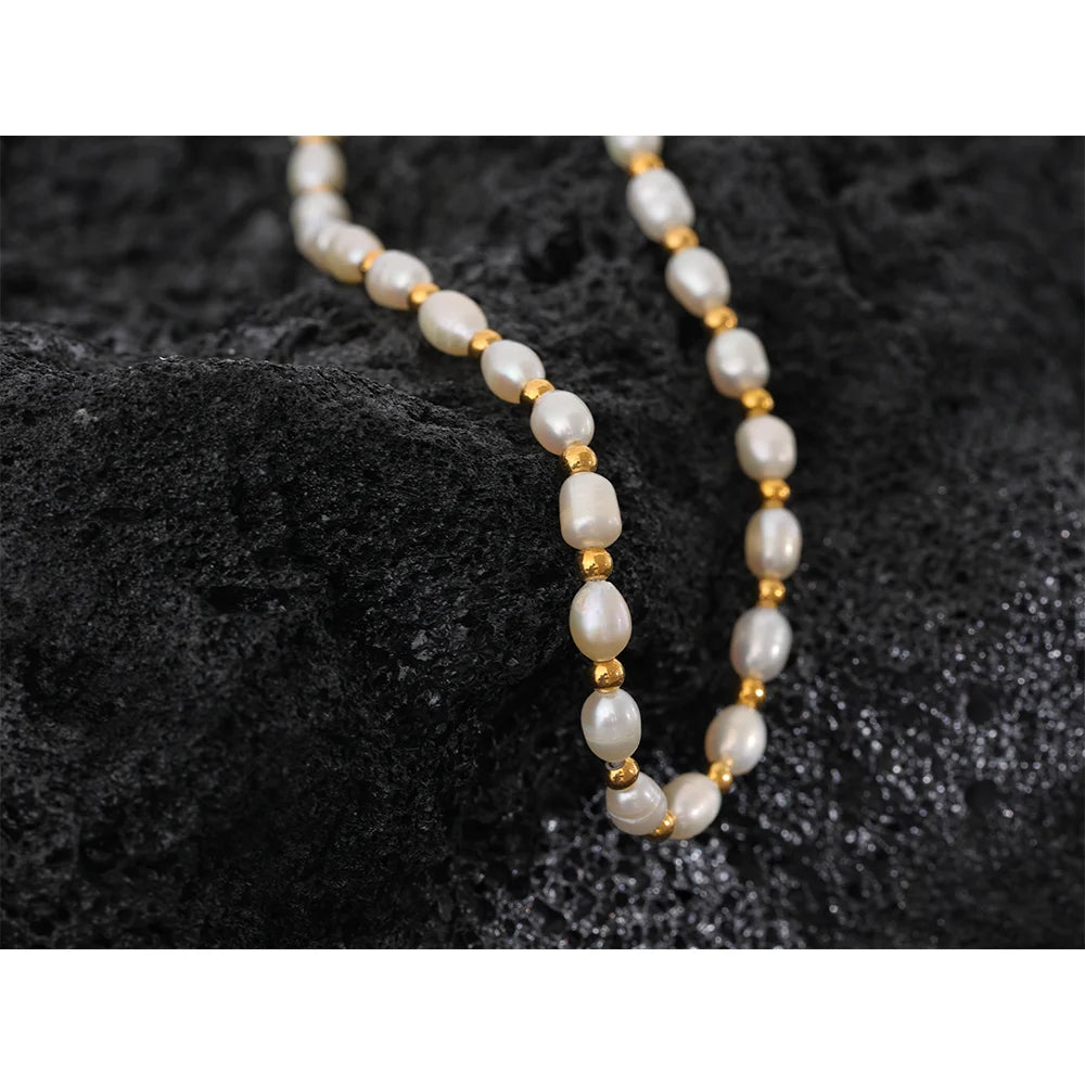 Freshwater pearl geometric necklace in gold-plated stainless steel with freshwater pearl.