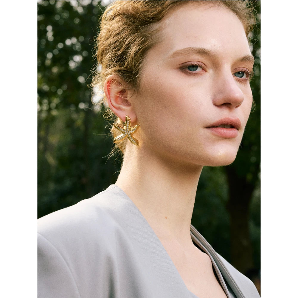 Pearl star earrings in gold-plated stainless steel with pearl.