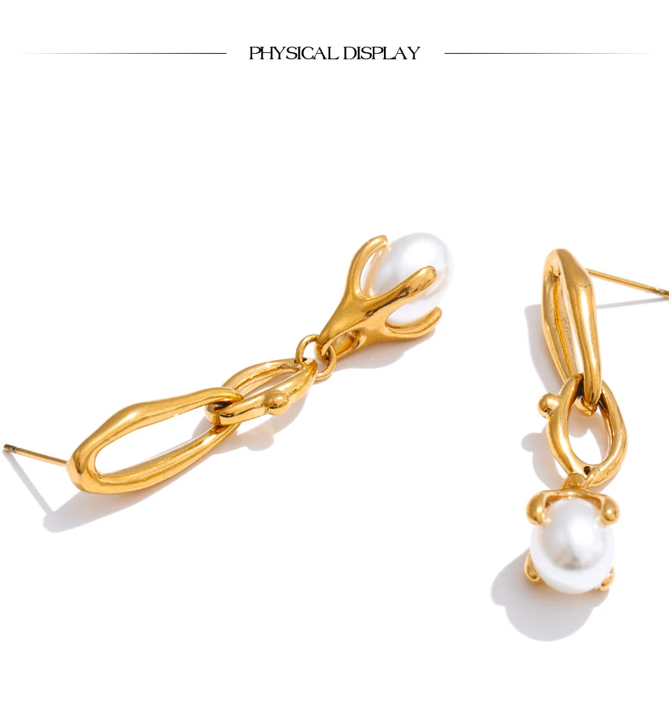 Pearl geometric earrings in gold-plated stainless steel with pearl.