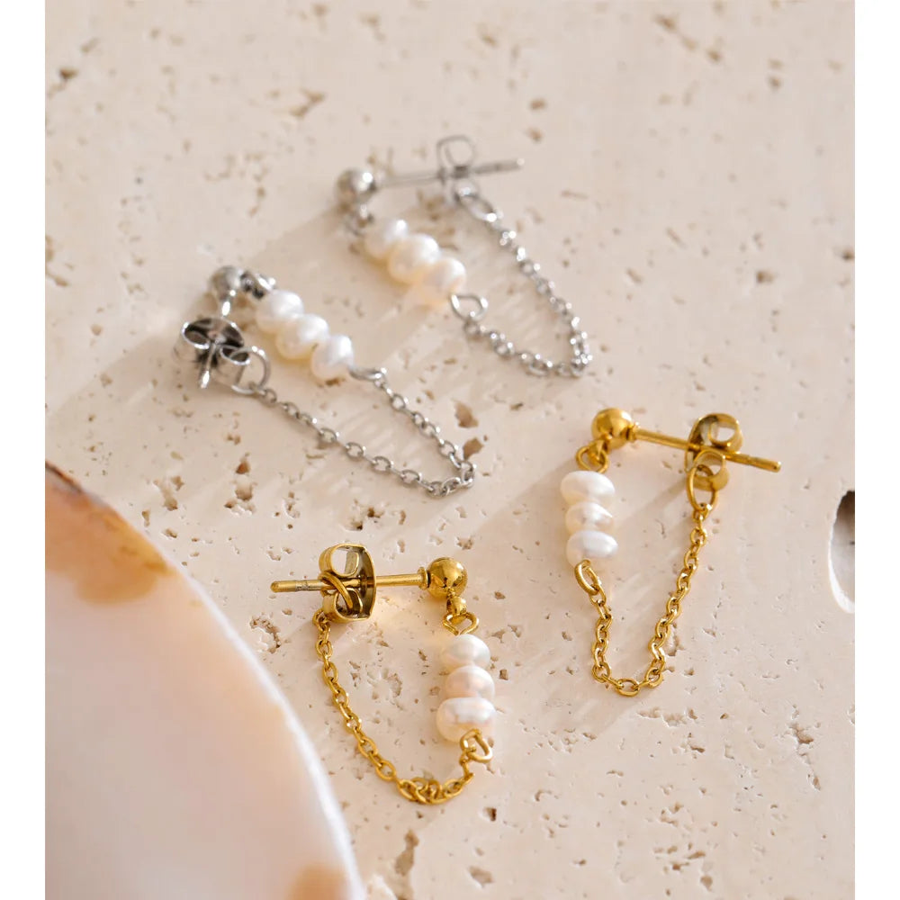 Freshwater pearl geometric chain earrings in gold-plated stainless steel with freshwater pearl.