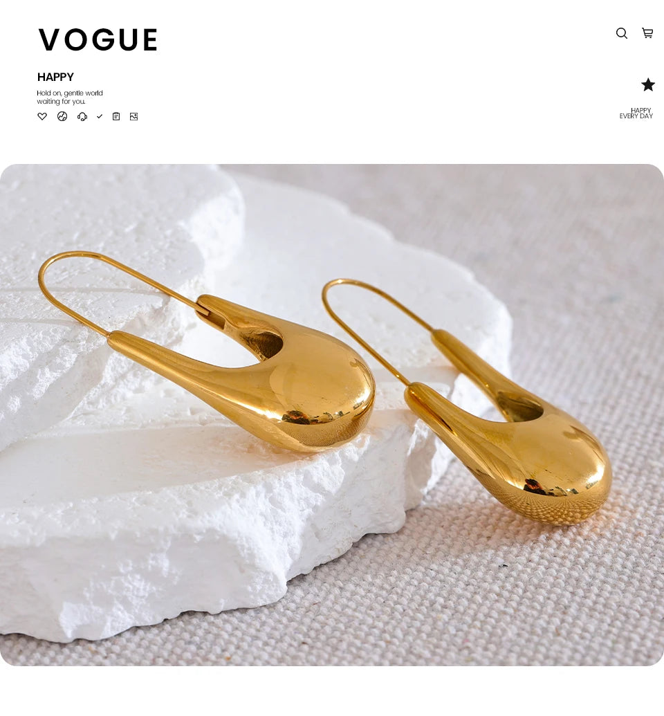 Geometric earrings in gold-plated stainless steel.