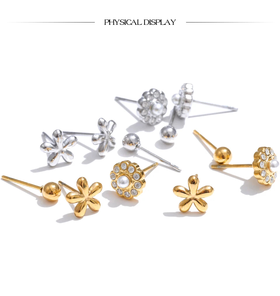Cubic zirconia flower earrings in gold-plated stainless steel with cubic zirconia.