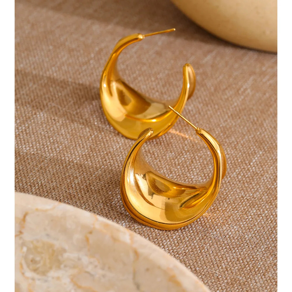 Geometric earrings in gold-plated stainless steel.