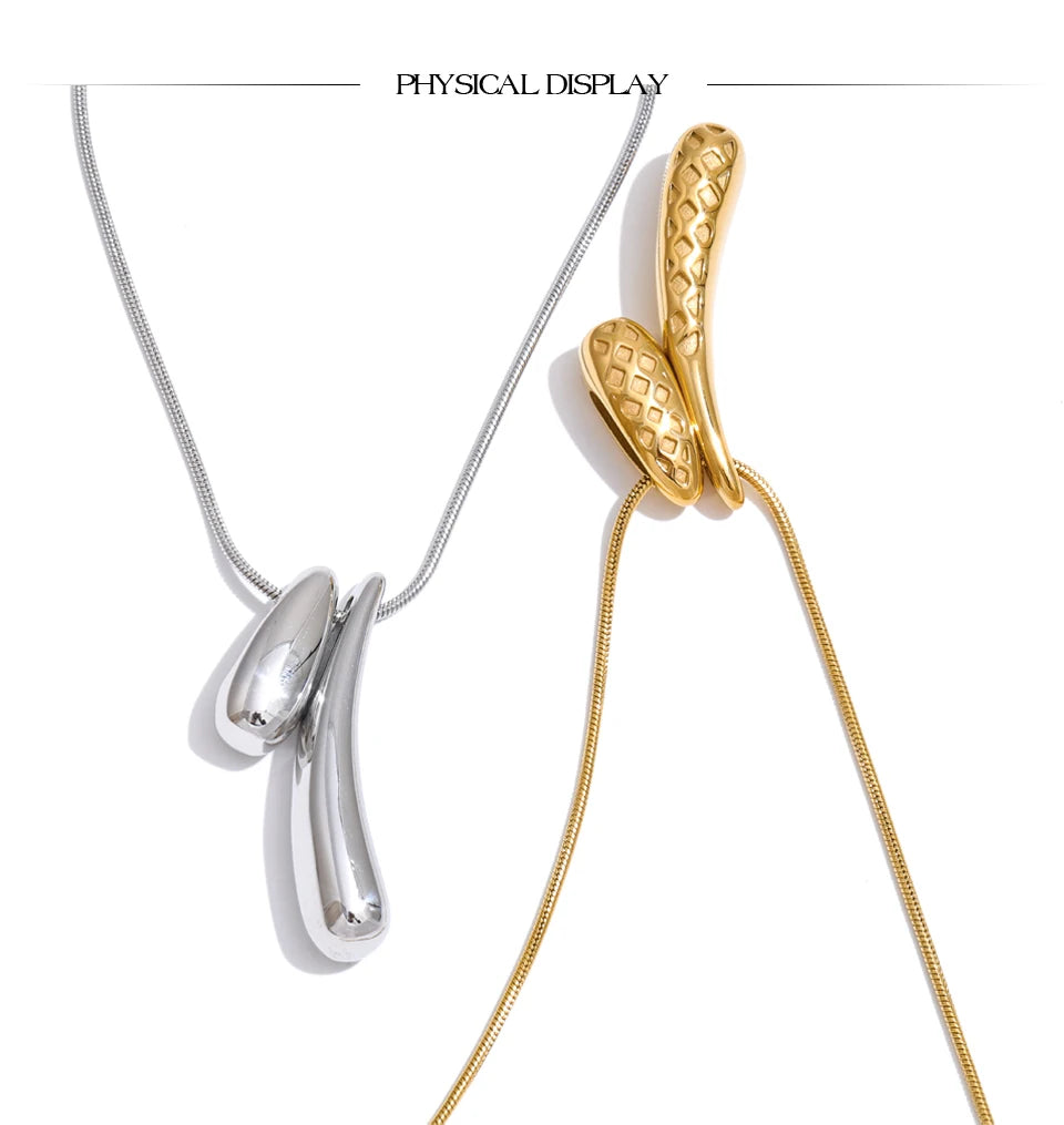 Geometric necklace in gold-plated stainless steel.