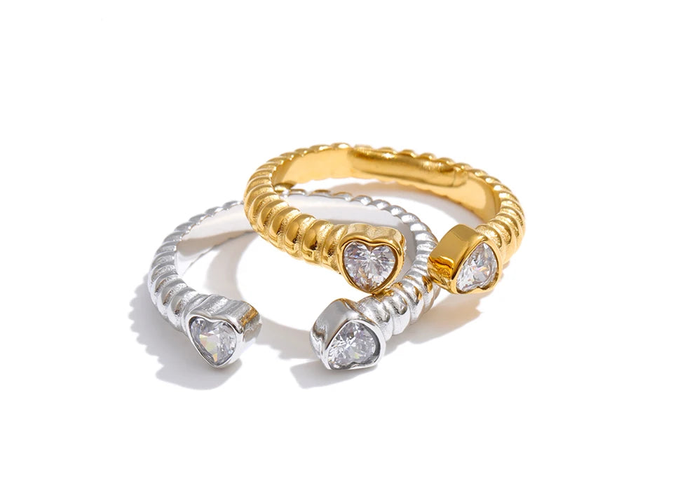 Cubic zirconia heart ring in gold-plated stainless steel with cubic zirconia.