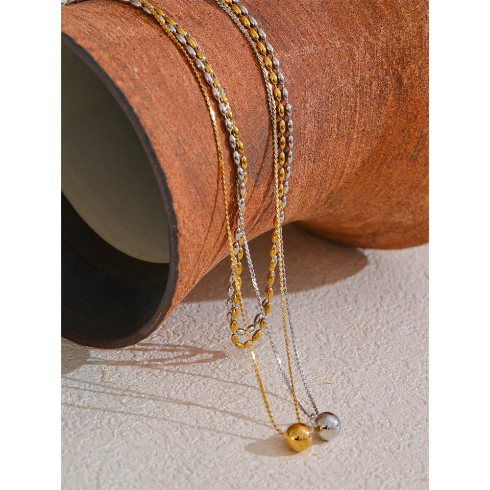 Geometric chain layered necklace in gold-plated stainless steel.