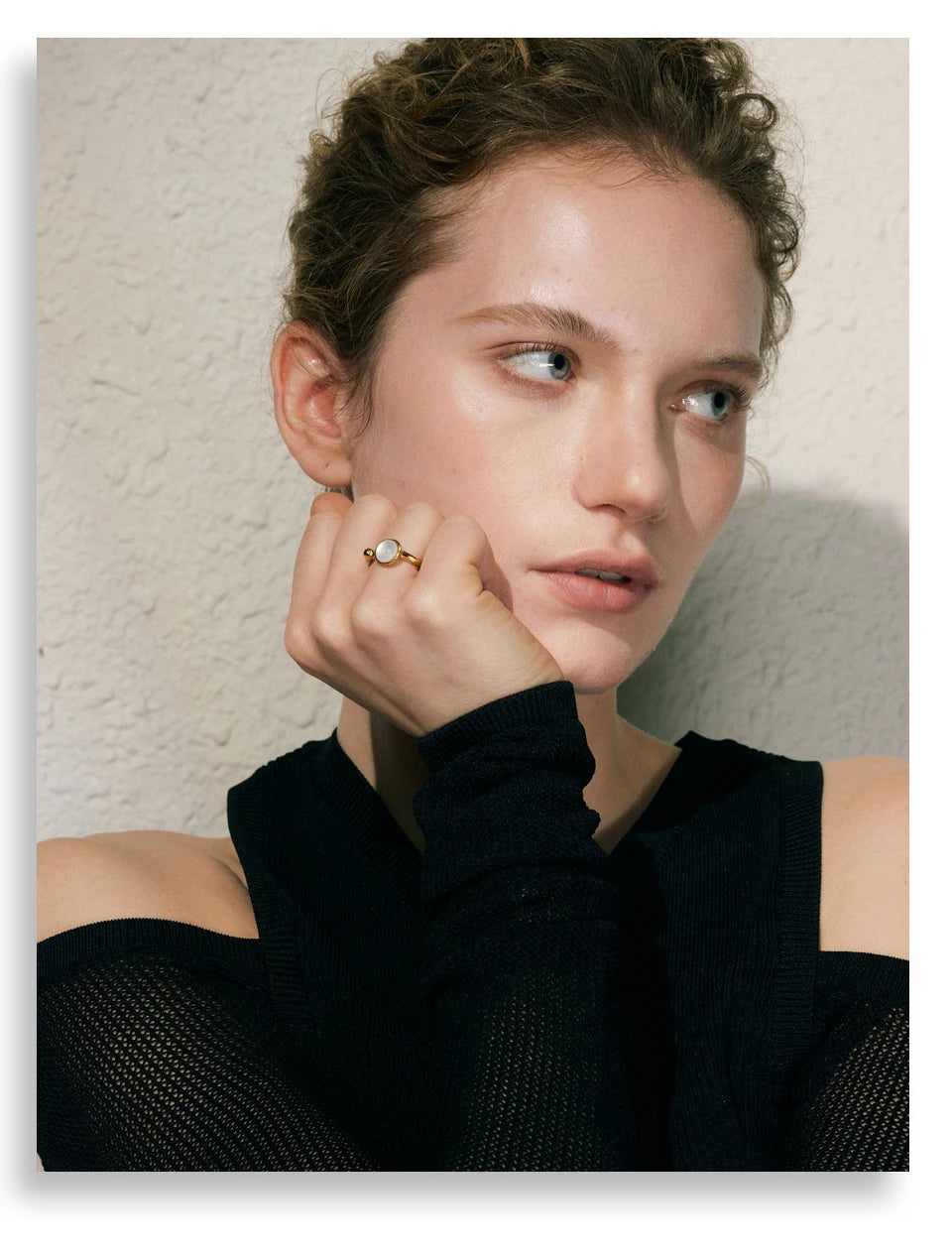 Shell geometric ring in 18K gold-plated stainless steel with shell.