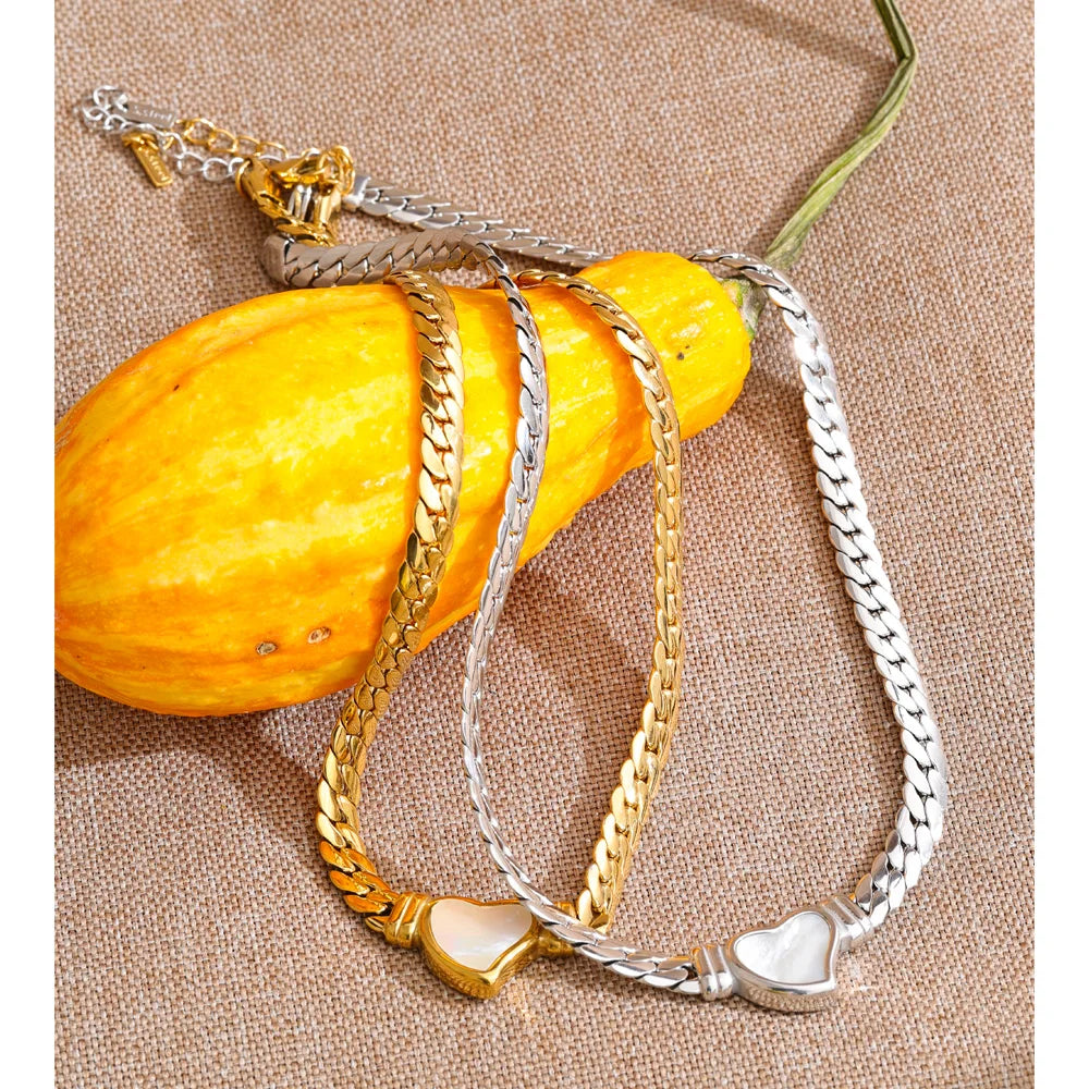 Shell heart chain necklace in gold-plated stainless steel with shell.