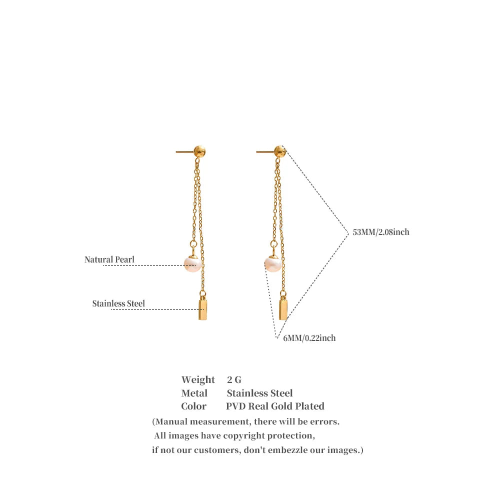Freshwater pearl geometric chain earrings in gold-plated stainless steel with freshwater pearl.