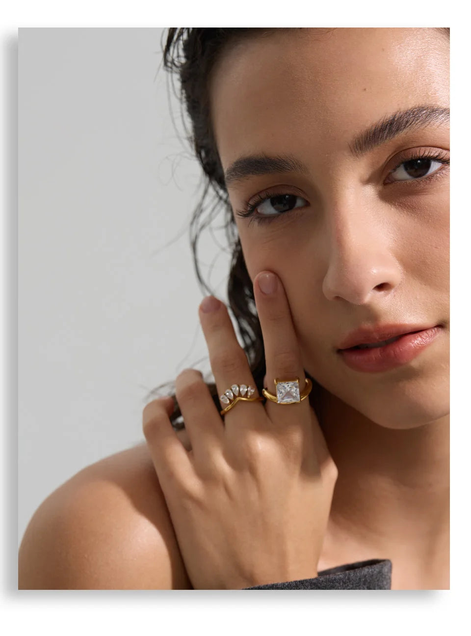 Cubic zirconia flower geometric ring in 18K gold-plated stainless steel with cubic zirconia.