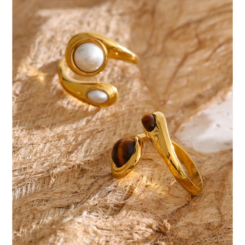 Pearl natural stone geometric ring in 18K gold-plated stainless steel with pearl and natural stone.