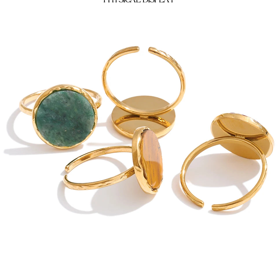 Natural stone geometric ring in 18K gold-plated stainless steel with natural stone.