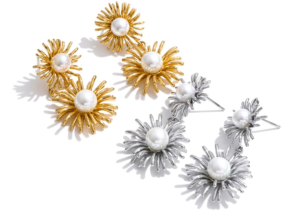 Pearl flower earrings in gold-plated stainless steel with pearl.