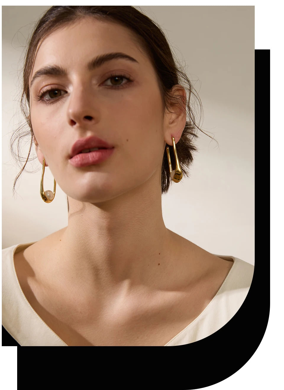 Pearl minimalist geometric earrings in gold-plated stainless steel with pearl.