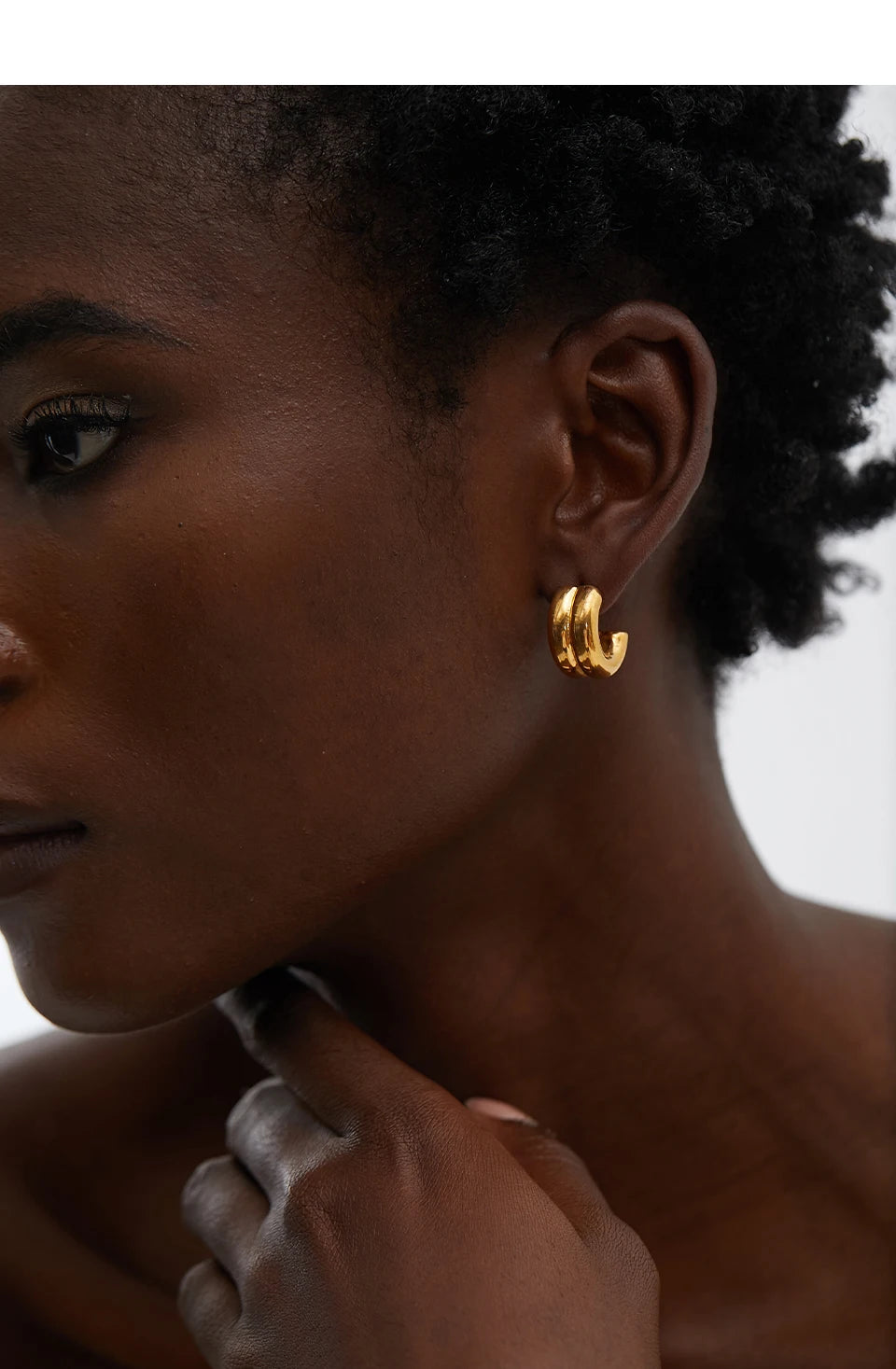 Minimalist geometric earrings in gold-plated stainless steel.