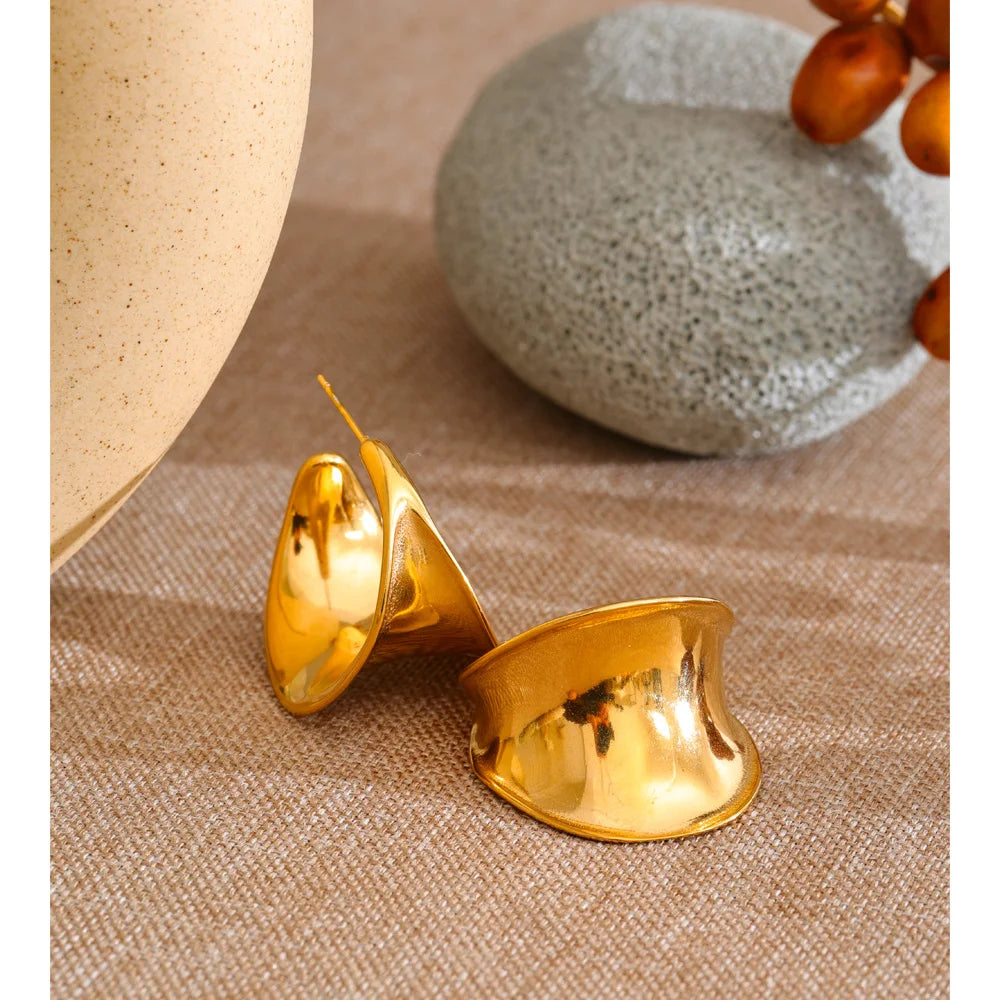 Geometric earrings in gold-plated stainless steel.