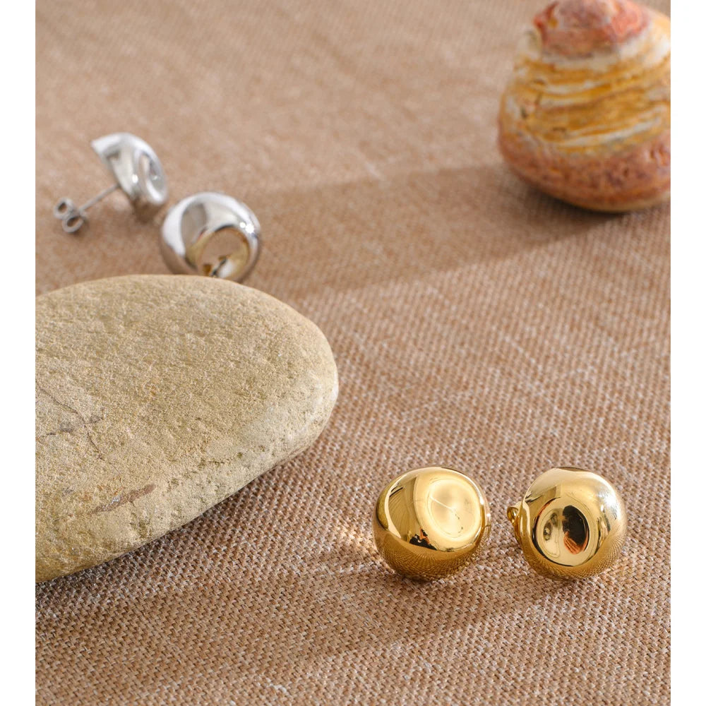 Geometric earrings in gold-plated stainless steel.
