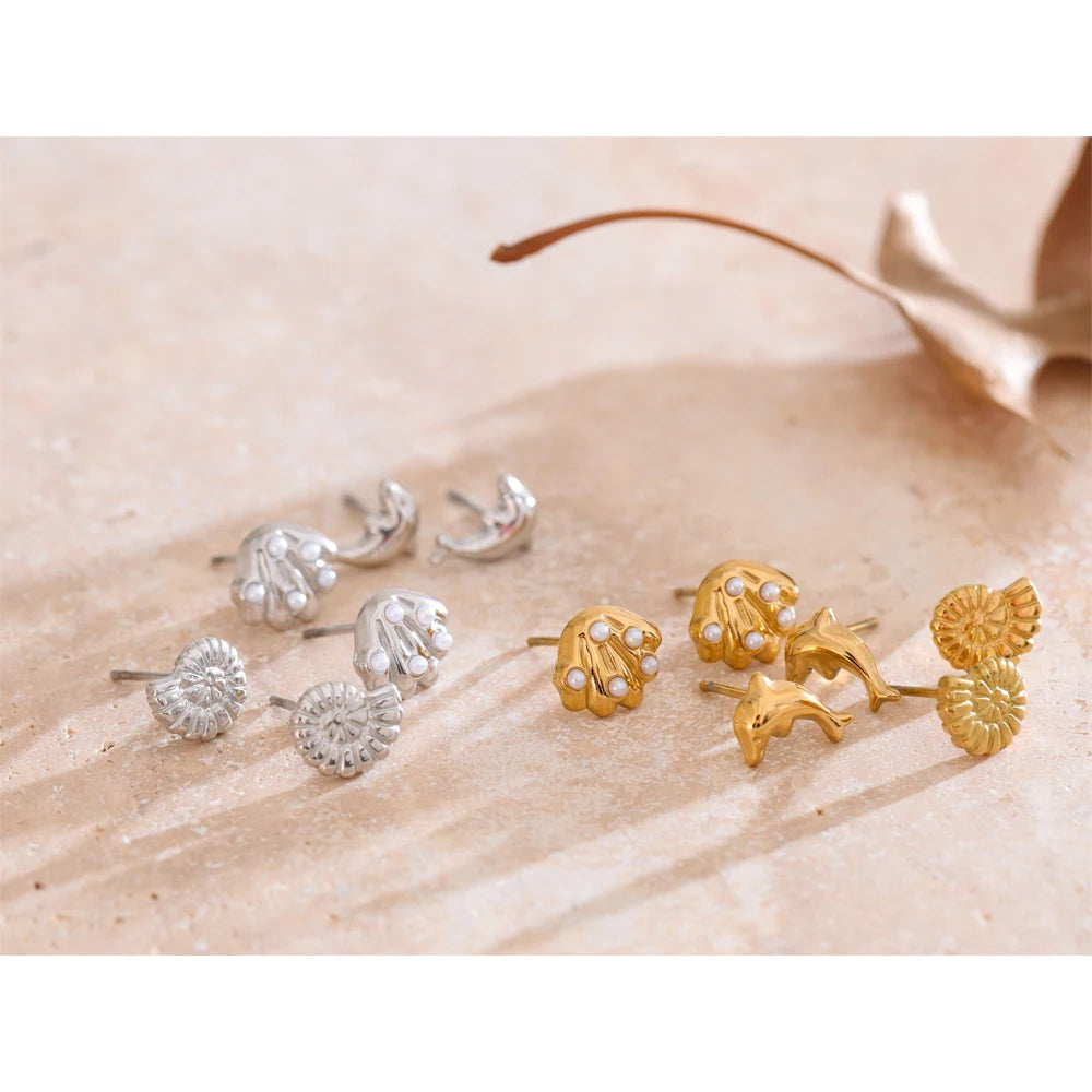 Pearl shell geometric earrings in gold-plated stainless steel with pearl and shell.