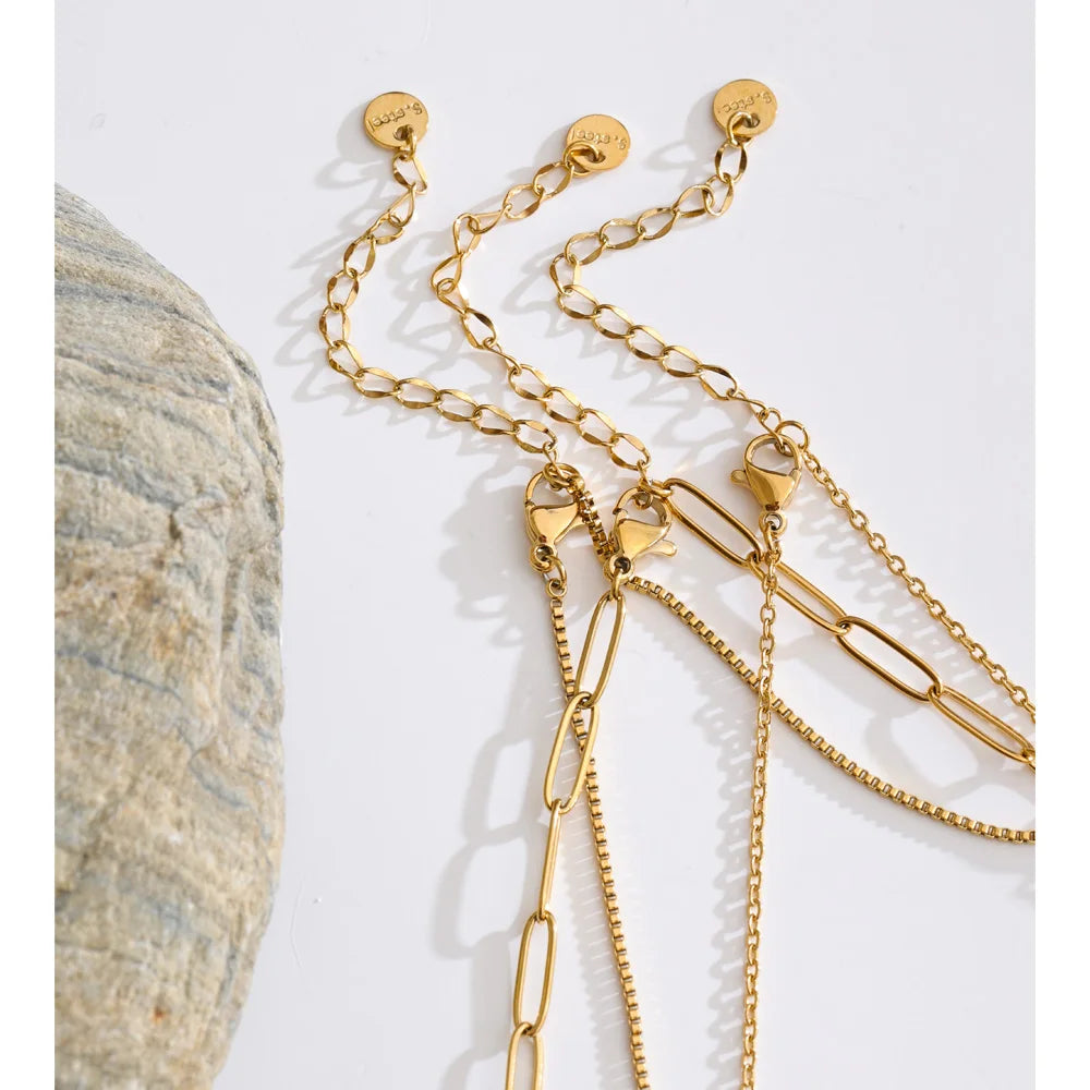 Geometric chain necklace in gold-plated stainless steel.