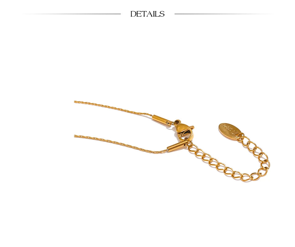 Shell resin flower necklace in gold-plated stainless steel with shell and resin.