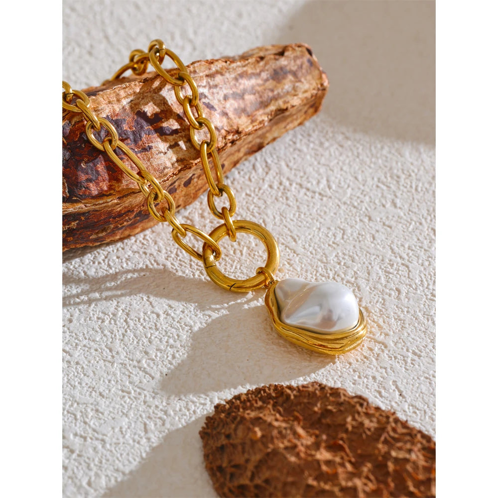 Pearl geometric necklace in gold-plated stainless steel with pearl.