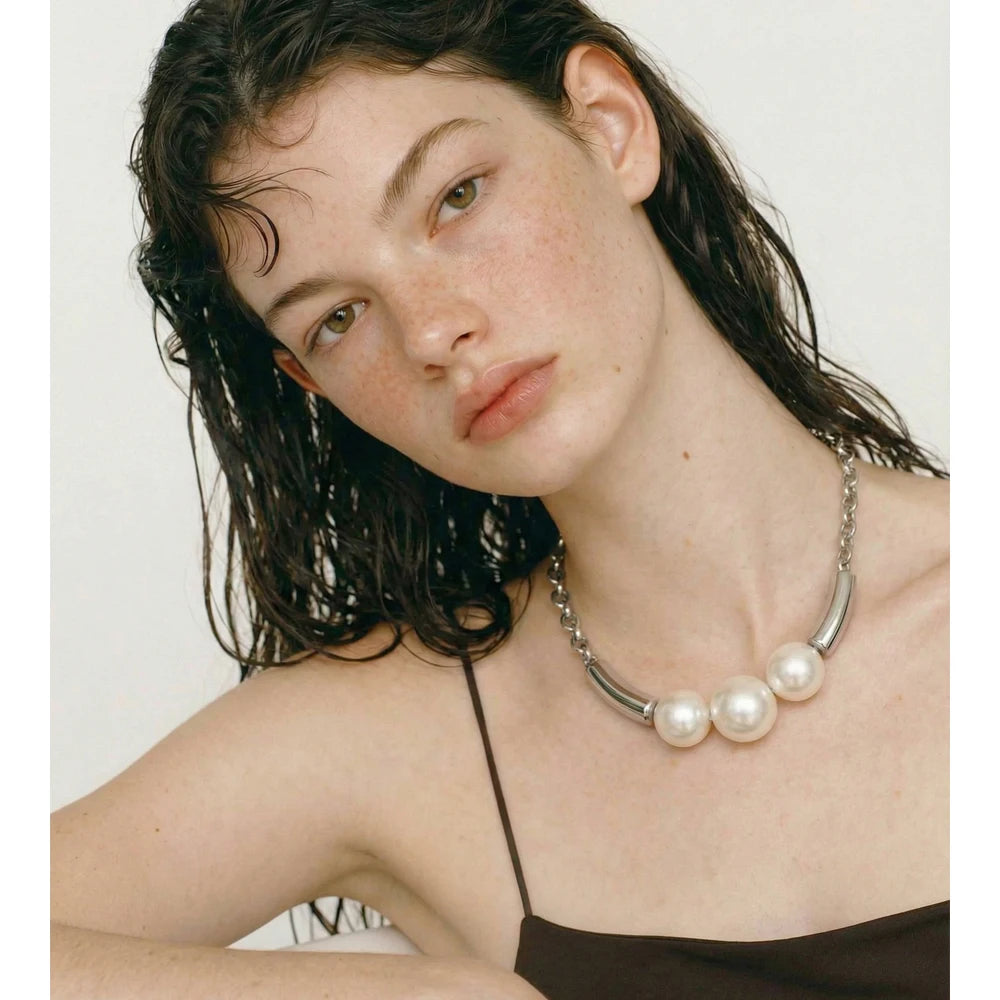 Pearl beaded geometric necklace in gold-plated stainless steel with pearl.