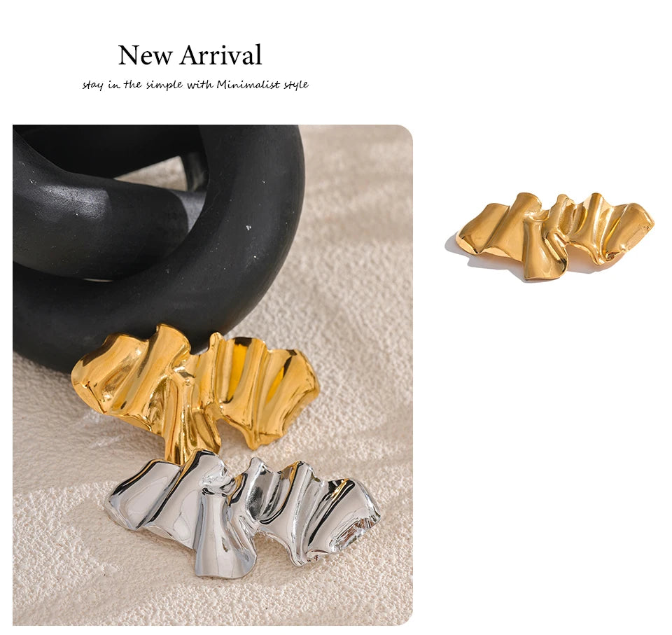 Geometric brooch in 18K gold-plated stainless steel.
