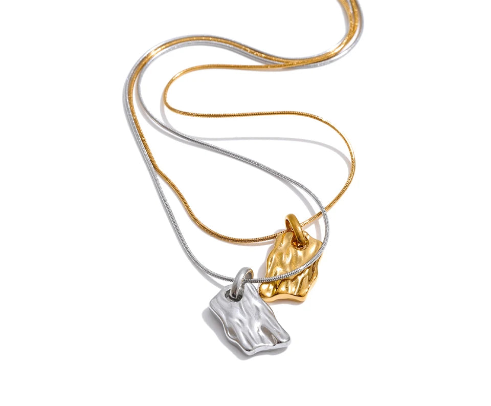 Geometric necklace in gold-plated stainless steel.