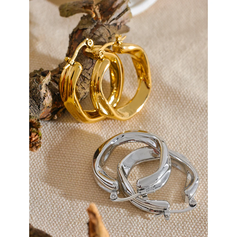 Geometric earrings in gold-plated 316L stainless steel.