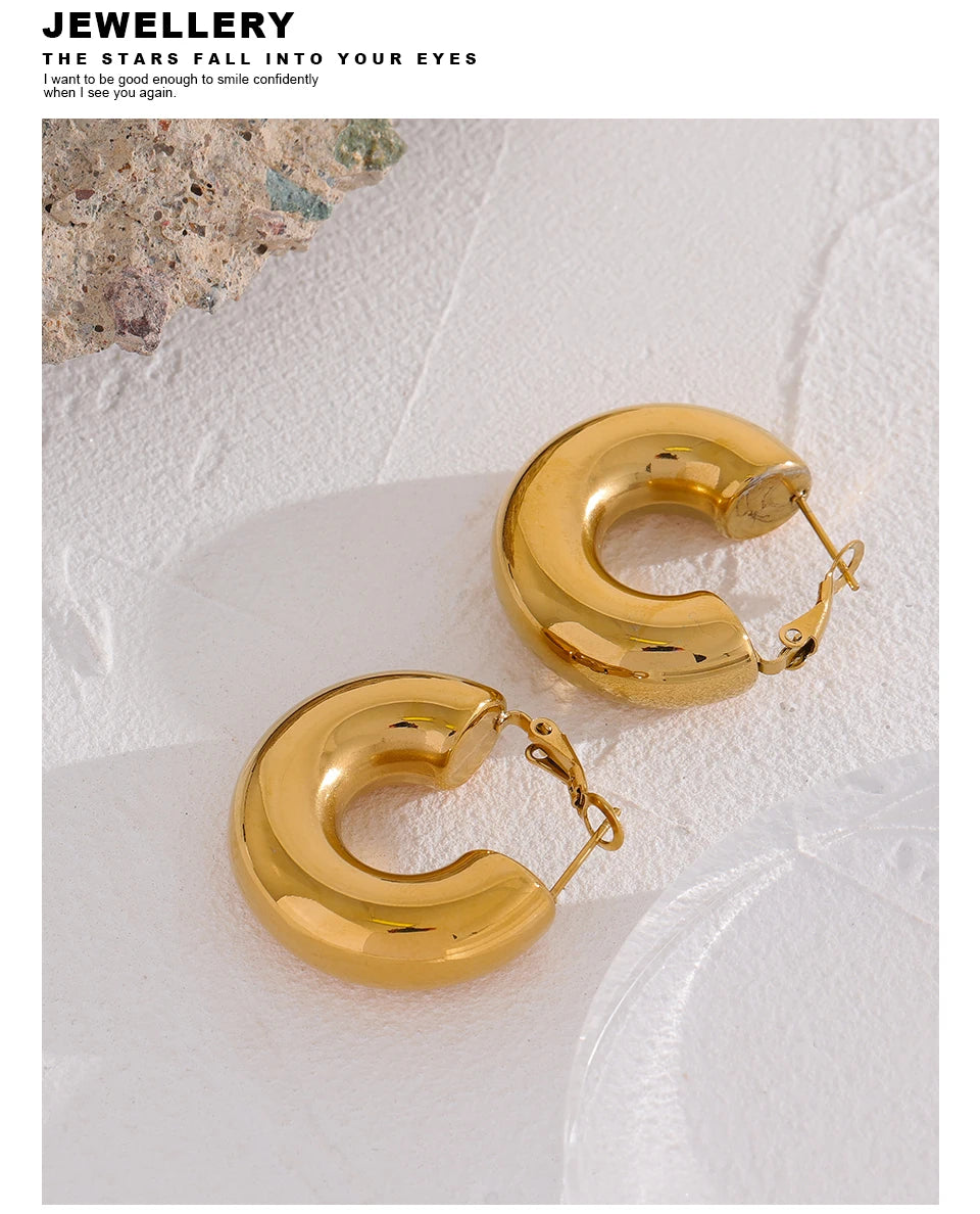 Minimalist geometric earrings in gold-plated stainless steel.