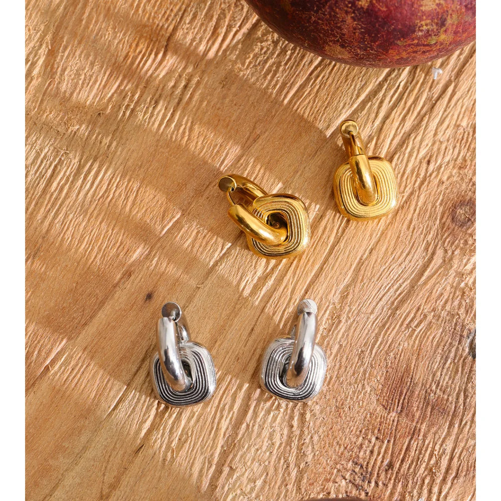 Geometric earrings in gold-plated stainless steel.