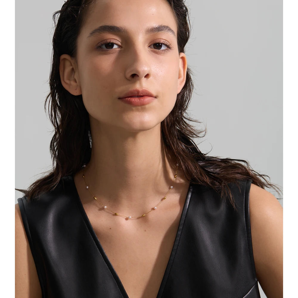Pearl beaded geometric necklace in gold-plated stainless steel with pearl.