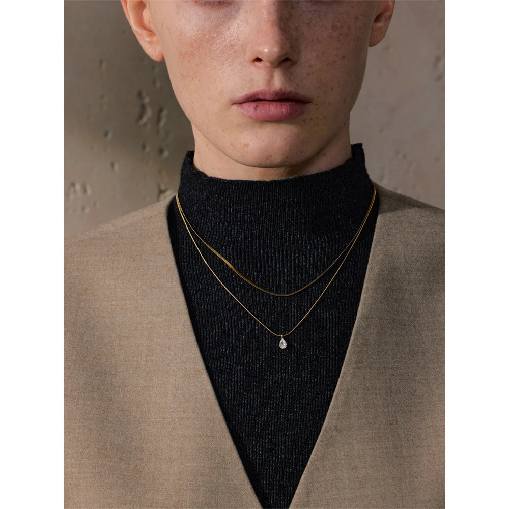 Cubic zirconia snake geometric necklace in gold-plated stainless steel with cubic zirconia.