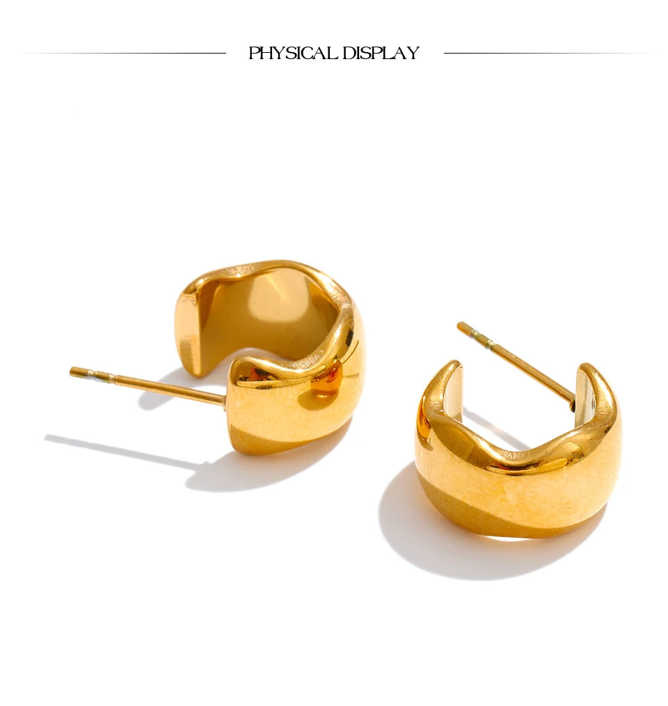 Geometric earrings in gold-plated stainless steel.