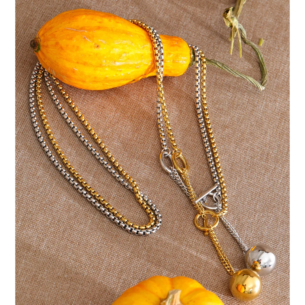 Geometric necklace in gold-plated stainless steel.