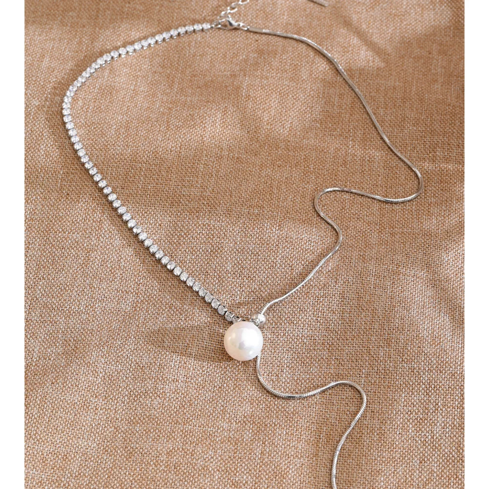 Cubic zirconia pearl geometric necklace in gold-plated stainless steel with pearl and cubic zirconia.