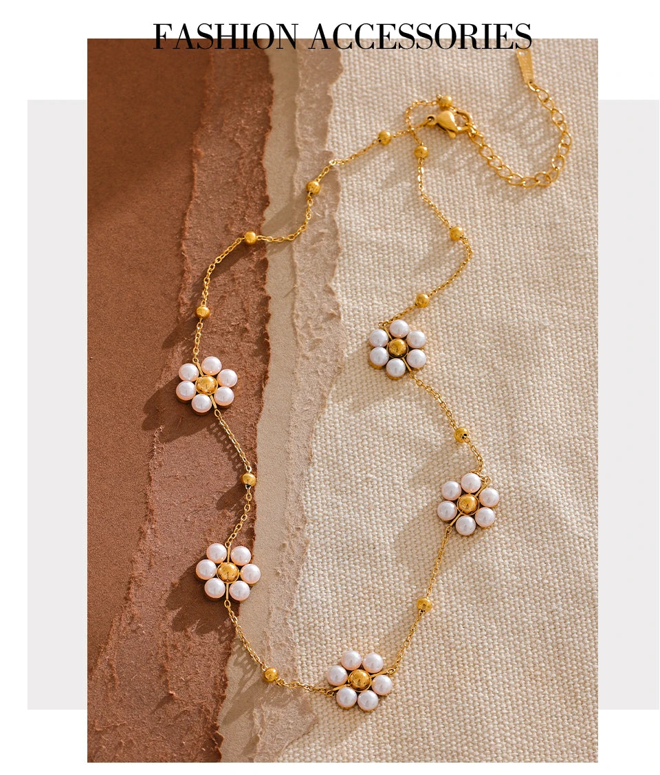 Pearl flower beaded necklace in gold-plated stainless steel with pearl.