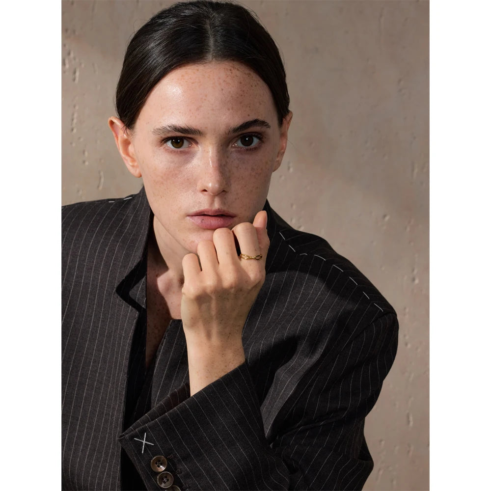 Minimalist geometric ring in 18K gold-plated stainless steel.
