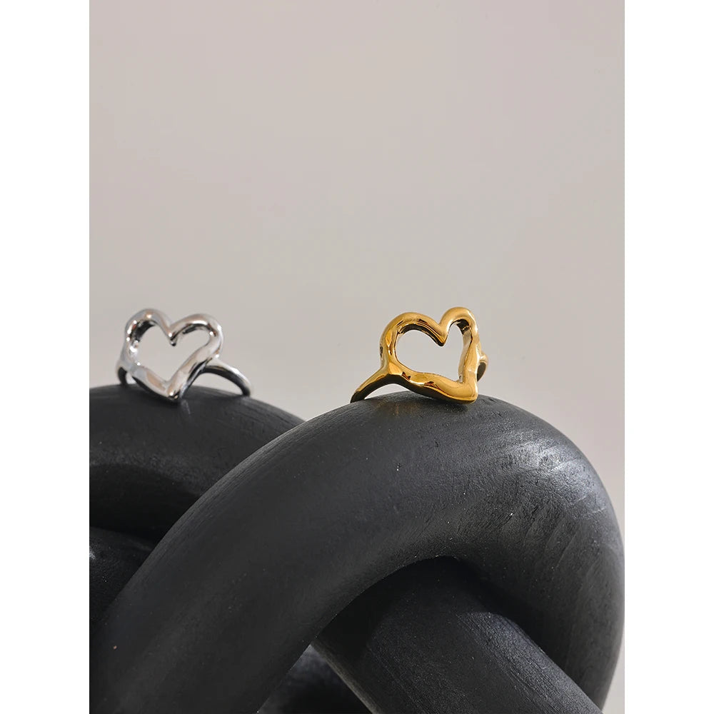 Heart minimalist ring in gold-plated stainless steel.