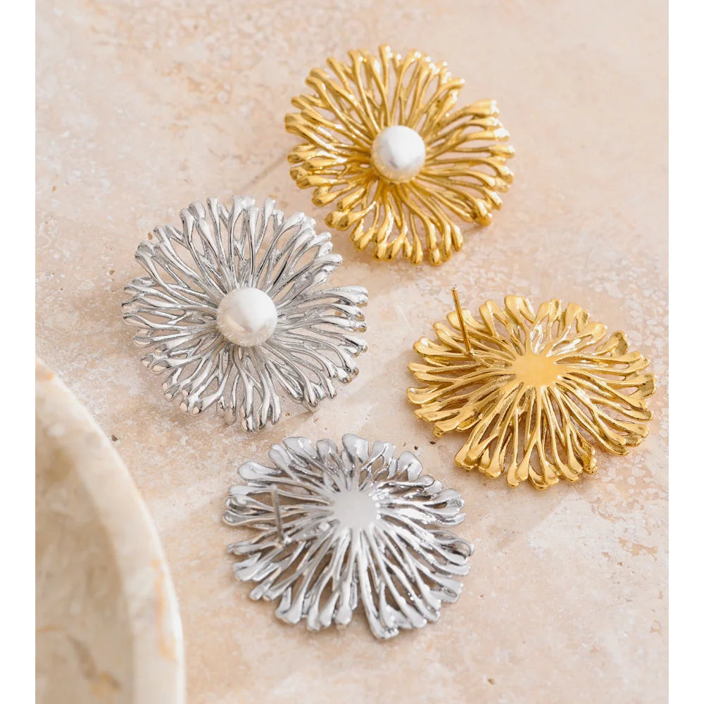 Pearl flower earrings in gold-plated stainless steel with pearl.